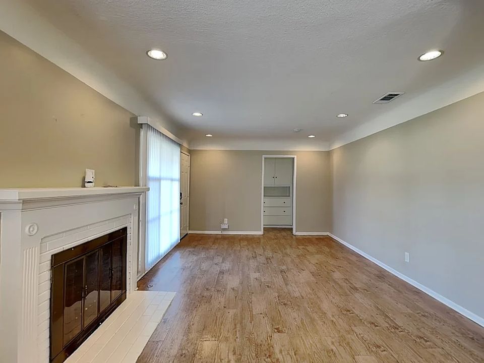 1st image of 1242 Oakhurst Dr