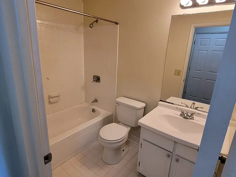 1704 Ashford Ln — Photo 14