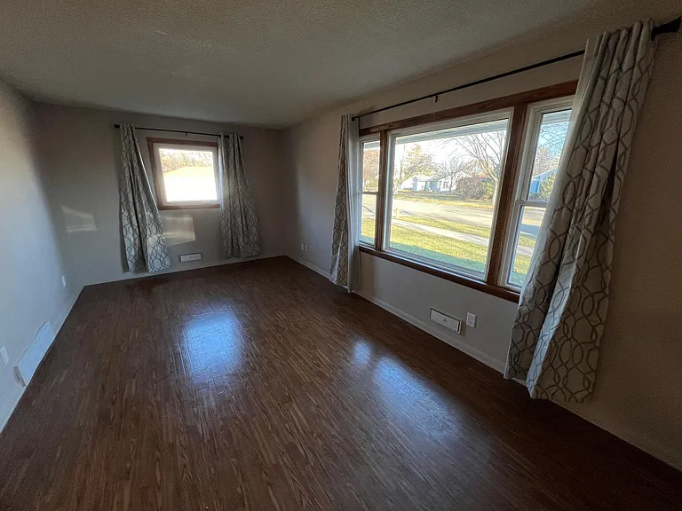 1131 7th Ave SW — Photo 2