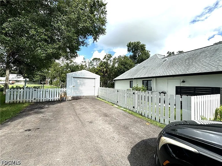 1090 Woods Dr — Photo 19