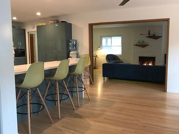 3rd image of 920 Emerson Pl