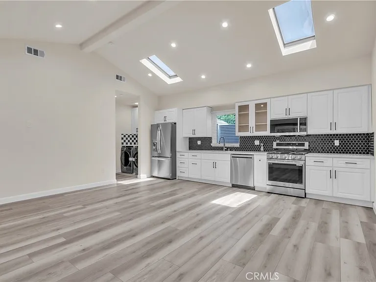 16435 Kingsbury St — Photo 4