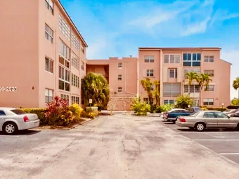 2841 Somerset Dr #215 — Photo 43