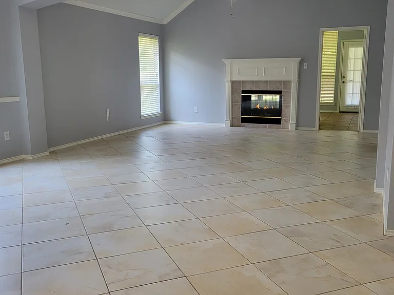 401 Colony Dr — Photo 2