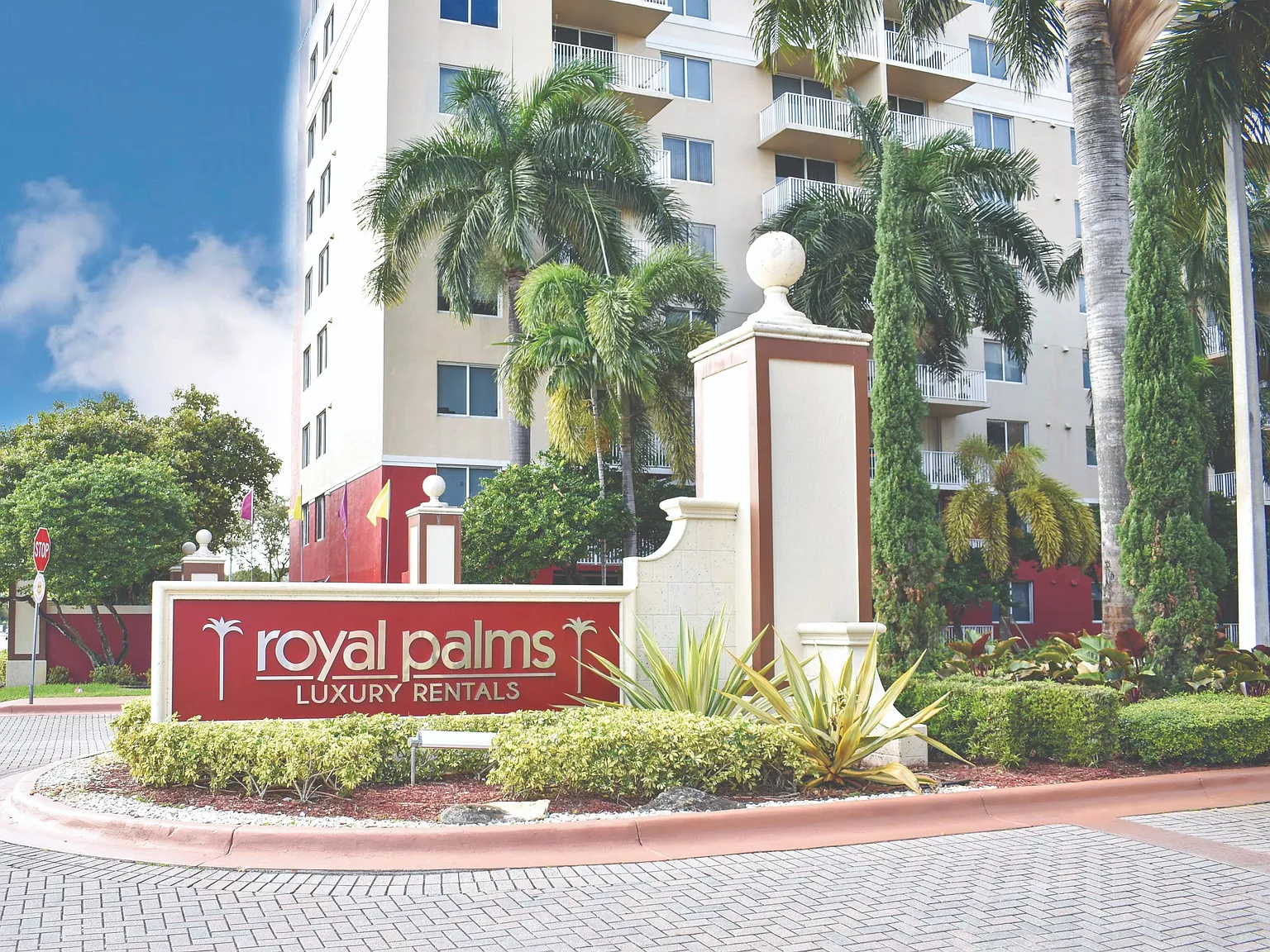 Royal Palms Apartments — Photo 1