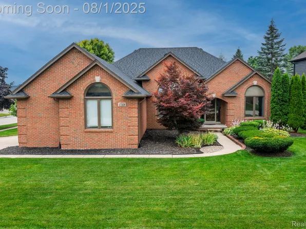 17326 Country Club Dr, Macomb, MI 48042