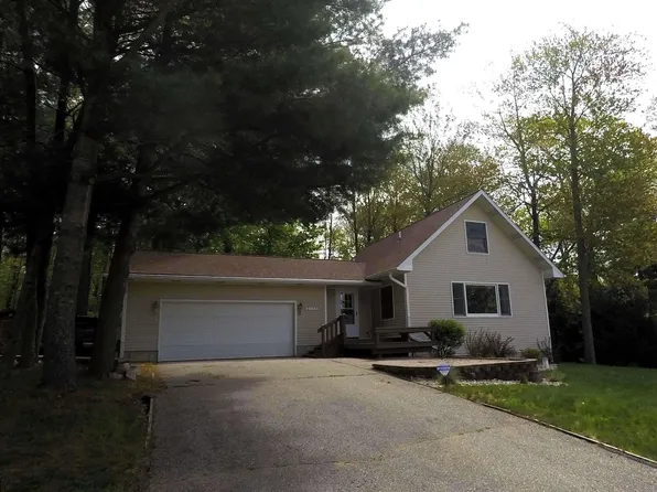2118 E Lake Mitchell Dr, Cadillac, MI 49601