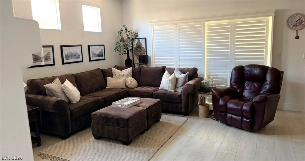 4 bed, 2.0 bath, 2203 sqft, $2,999 — Photo 2