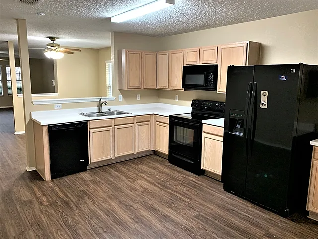 3 bed, 2.0 bath, 1839 sqft, $2,215 — Photo 2