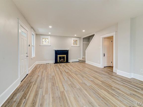4th image of 1042 Charleville Ave
