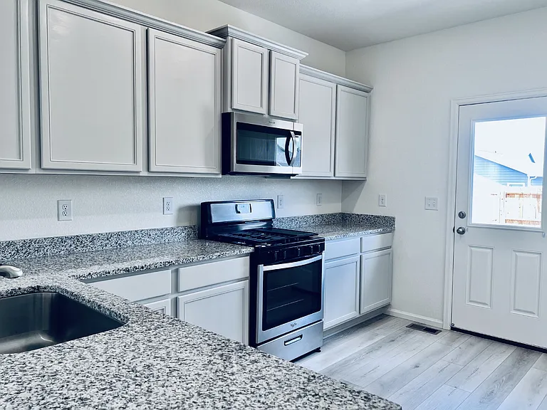 370 Maple St — Photo 8
