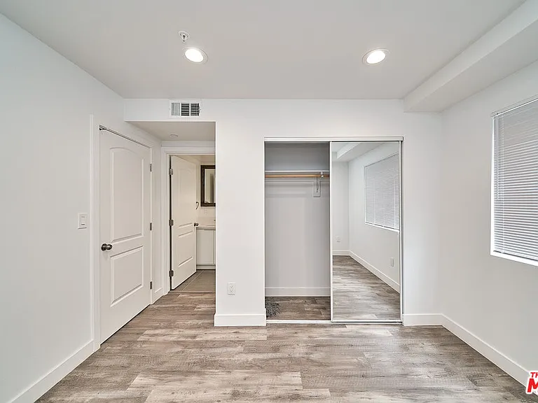 601 W 41st Pl — Photo 25