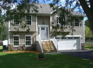 58 West St, Bristol, IL 60512