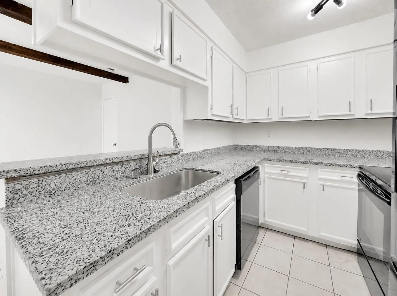3 bed, 1.5 bath, 1440 sqft, $1,350 — Photo 2
