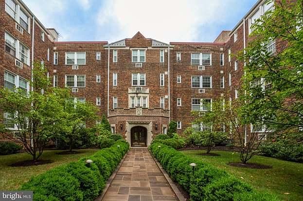 Front entrance to the Warwick