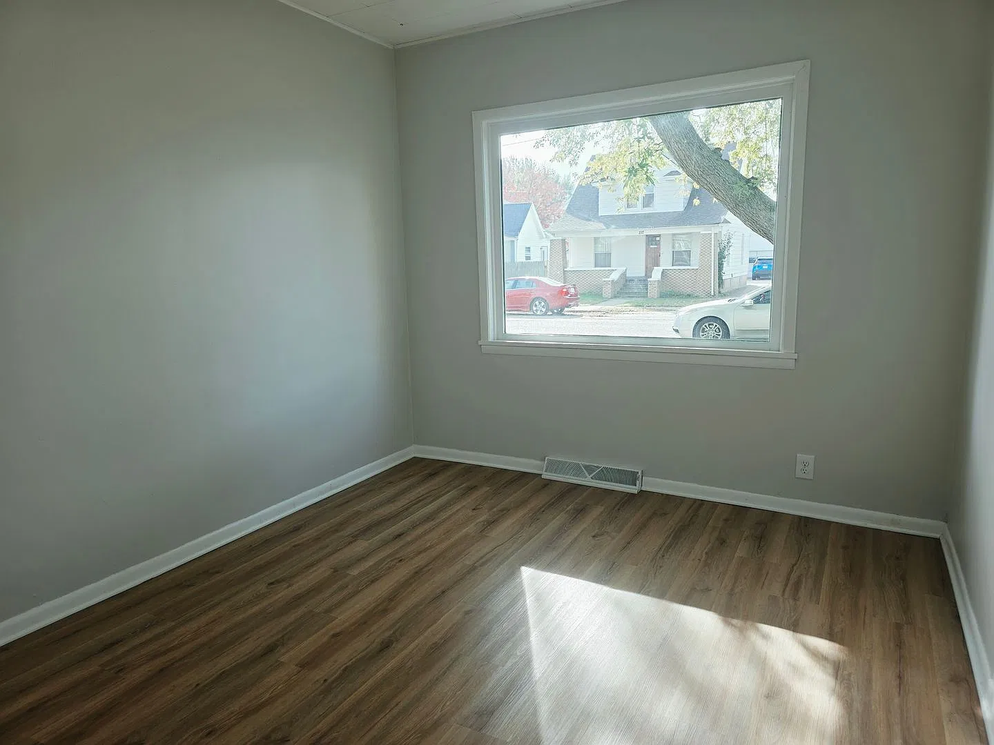 214 E 6th St — Photo 3