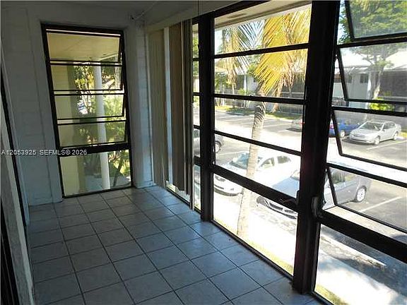4th image of 829 NE 199th St APT 204