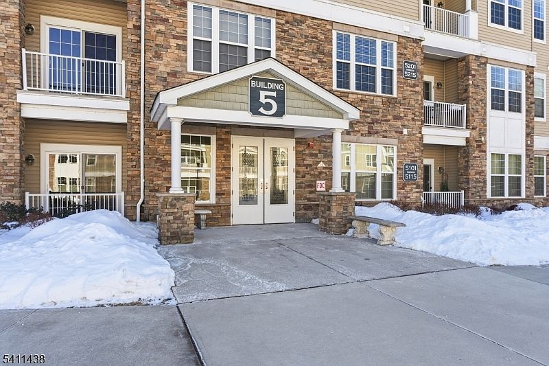 1st image of 5301 Veterans Dr