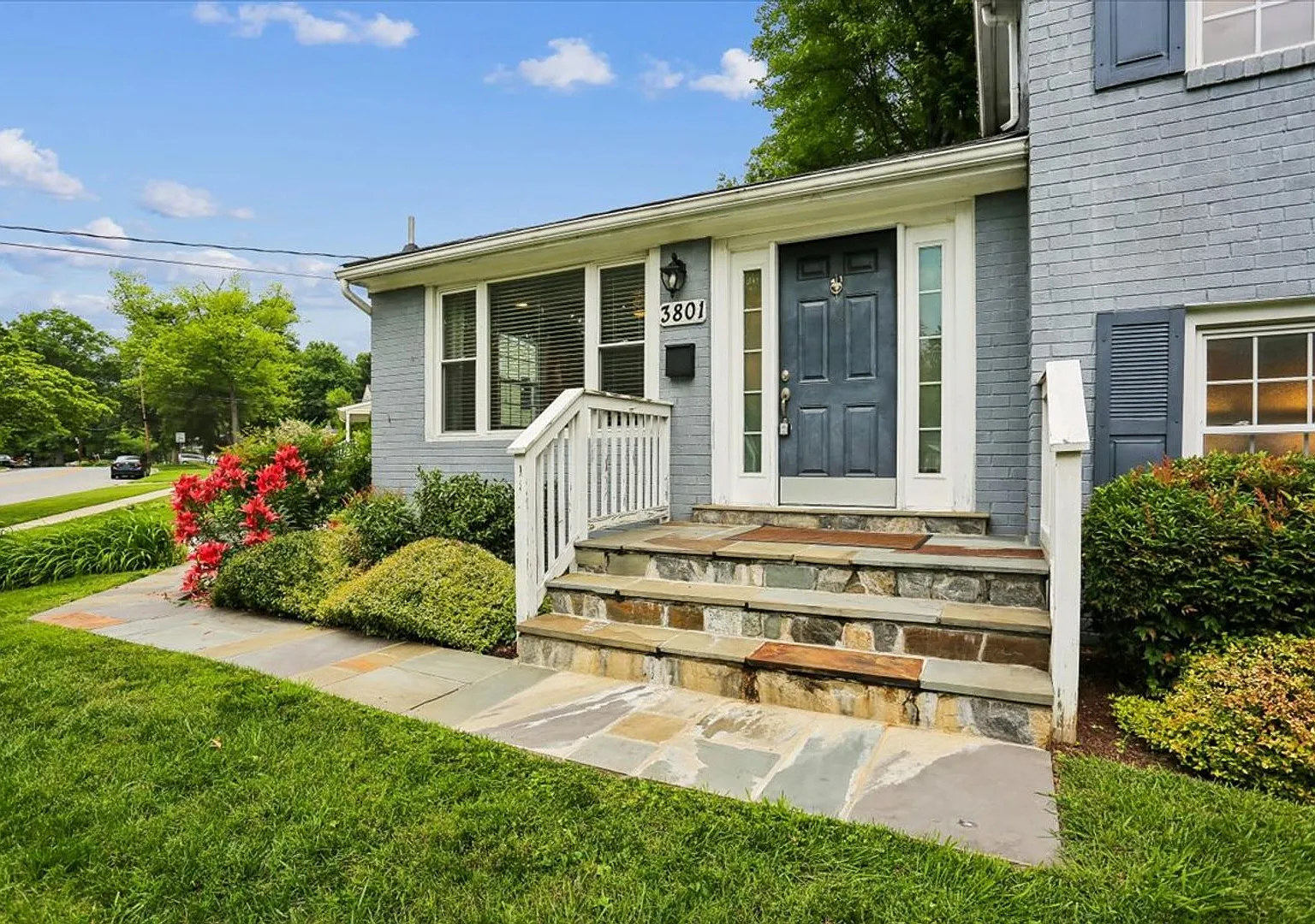 Picturesque Corner Lot Single Family Home in Kensington — Photo 3