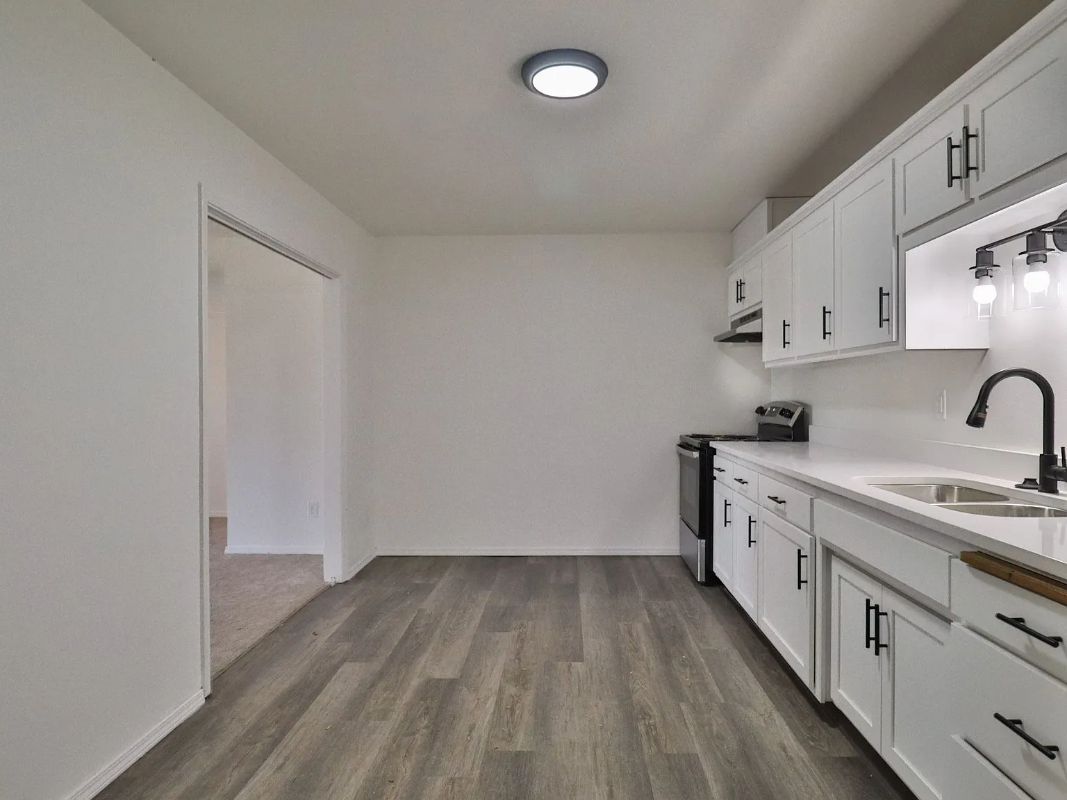 Crow's Nest Apartments — Photo 2