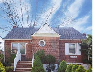 15 Garland Ln, Valley Stream, NY 11581