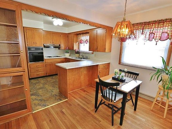 4th image of 2999 Maple Ave