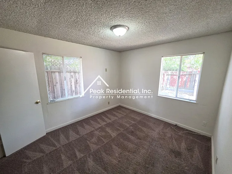 5934 69th St — Photo 8