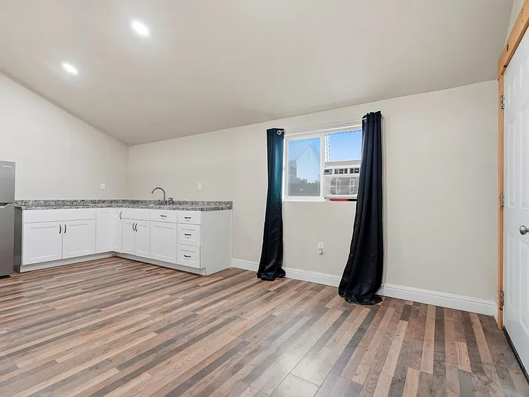 910 N Kaweah St — Photo 8