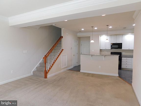4th image of 937 Hidden Marsh St