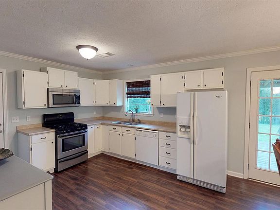 4th image of 240 Marilyn Dr