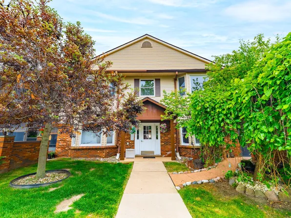 8597 Mathias Dr APT 42, Grosse Ile, MI 48138