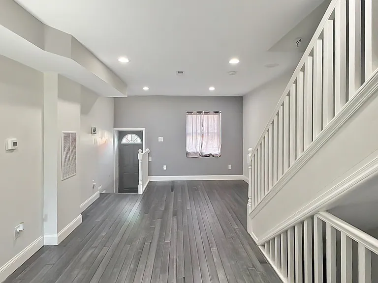 2428 Brentwood Ave — Photo 2