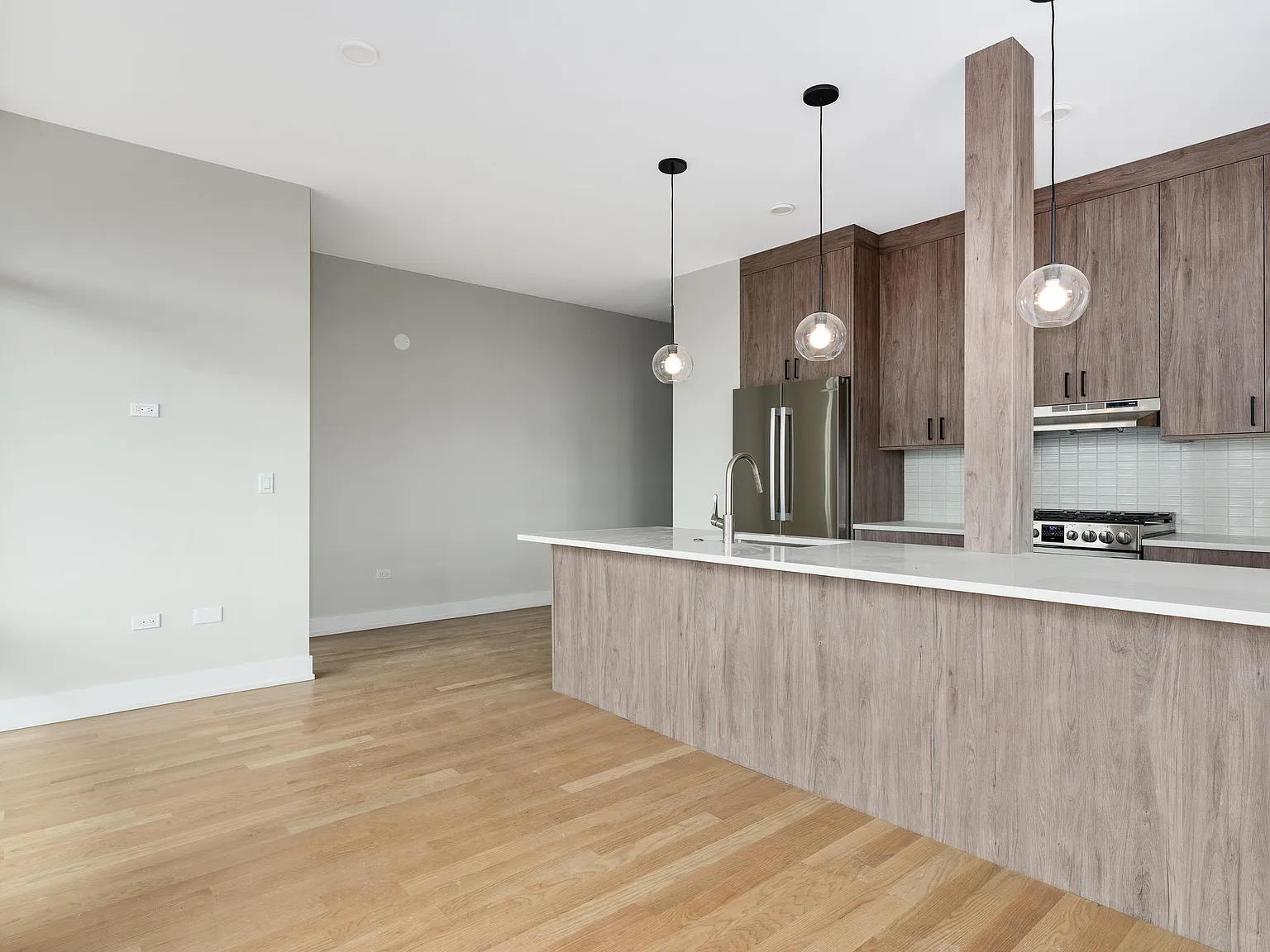 3 bed, 1413 sqft, $5,950 — Photo 2