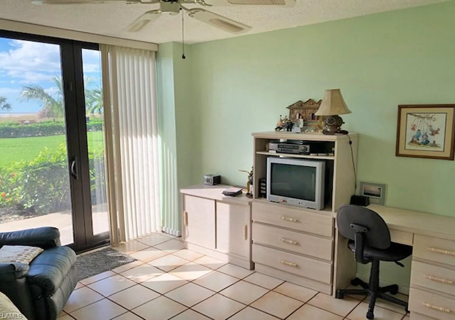 Only Steps From The Pool & The Beach Marco Island Two Bedroom ** — Photo 3