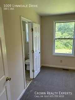 1009 Lynndale Dr — Photo 2