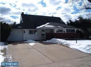 4 Deep Dale Dr E, Levittown, PA 19056