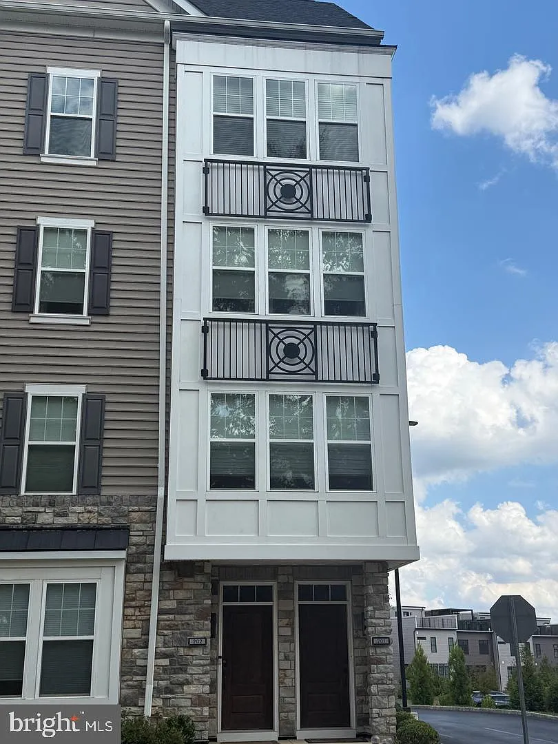3 bed, 2.5 bath, 2176 sqft, $4,450 — Photo 1