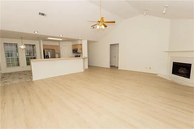3 bed, 2.0 bath, 1725 sqft, $2,000 — Photo 3