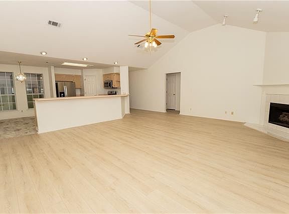 3rd image of 118 Everest Dr
