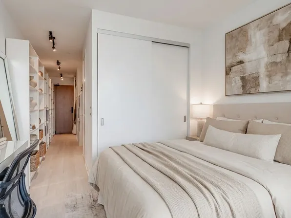 195 McCaul St #1714, Toronto, ON M5T 0E5