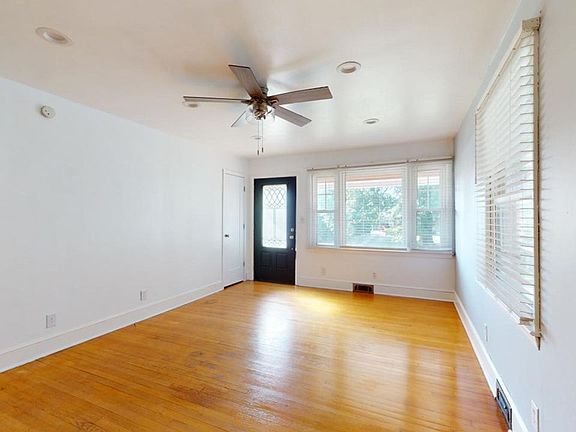 3rd image of 137 Franklin Ct