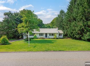 16 Dater Ln, Saddle River, NJ 07458