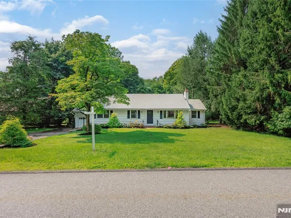 16 Dater Ln, Saddle River, NJ 07458