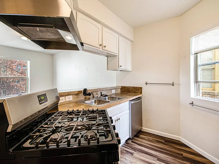 1629 N Clarkson St #21 — Photo 5