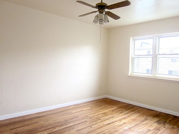 4th image of 251 Robinson Ave #2