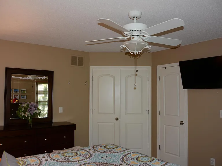 8811 Hawthorne Dr — Photo 13