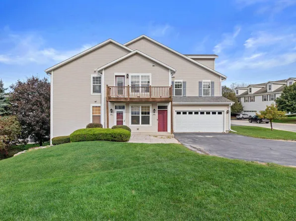 1203 Woodbury COMMON #B, Waukesha, WI 53189