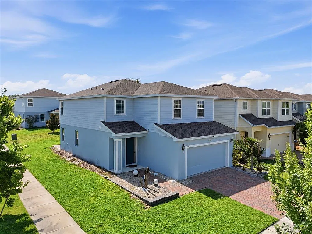 5 bed, 2.5 bath, 2370 sqft, $2,960 — Photo 2