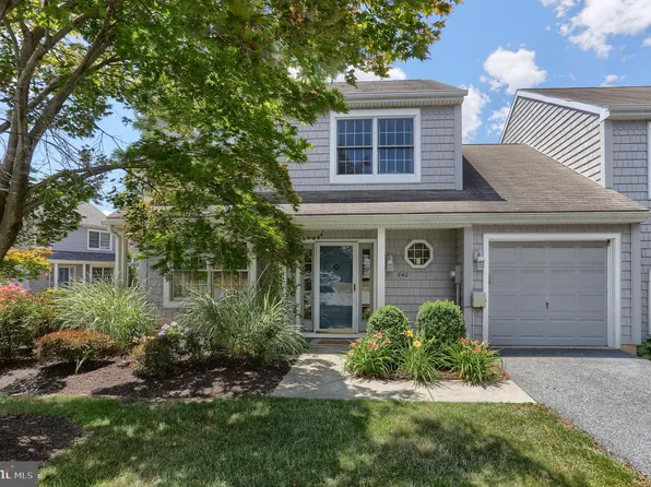 240 Crescent Dr, Hershey, PA 17033