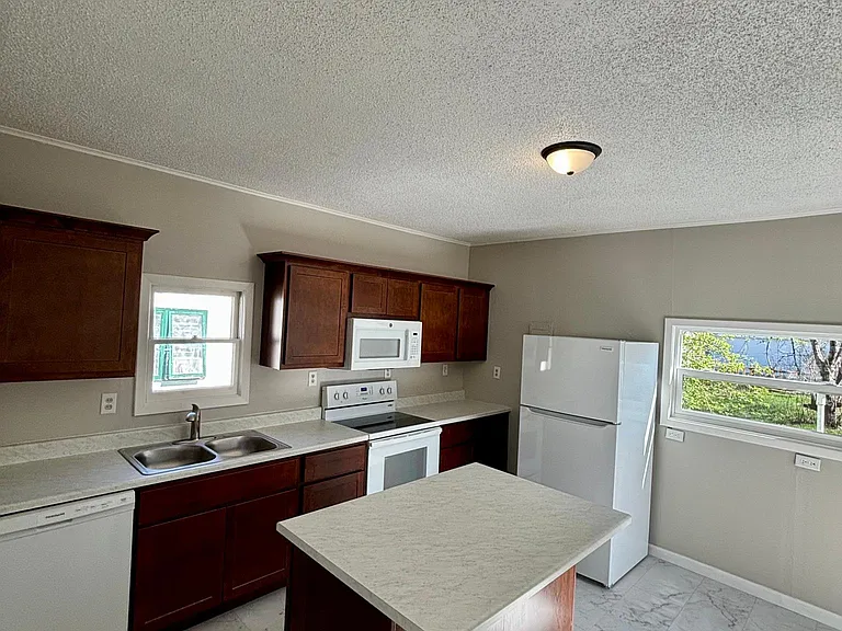 215 W 5th St — Photo 4